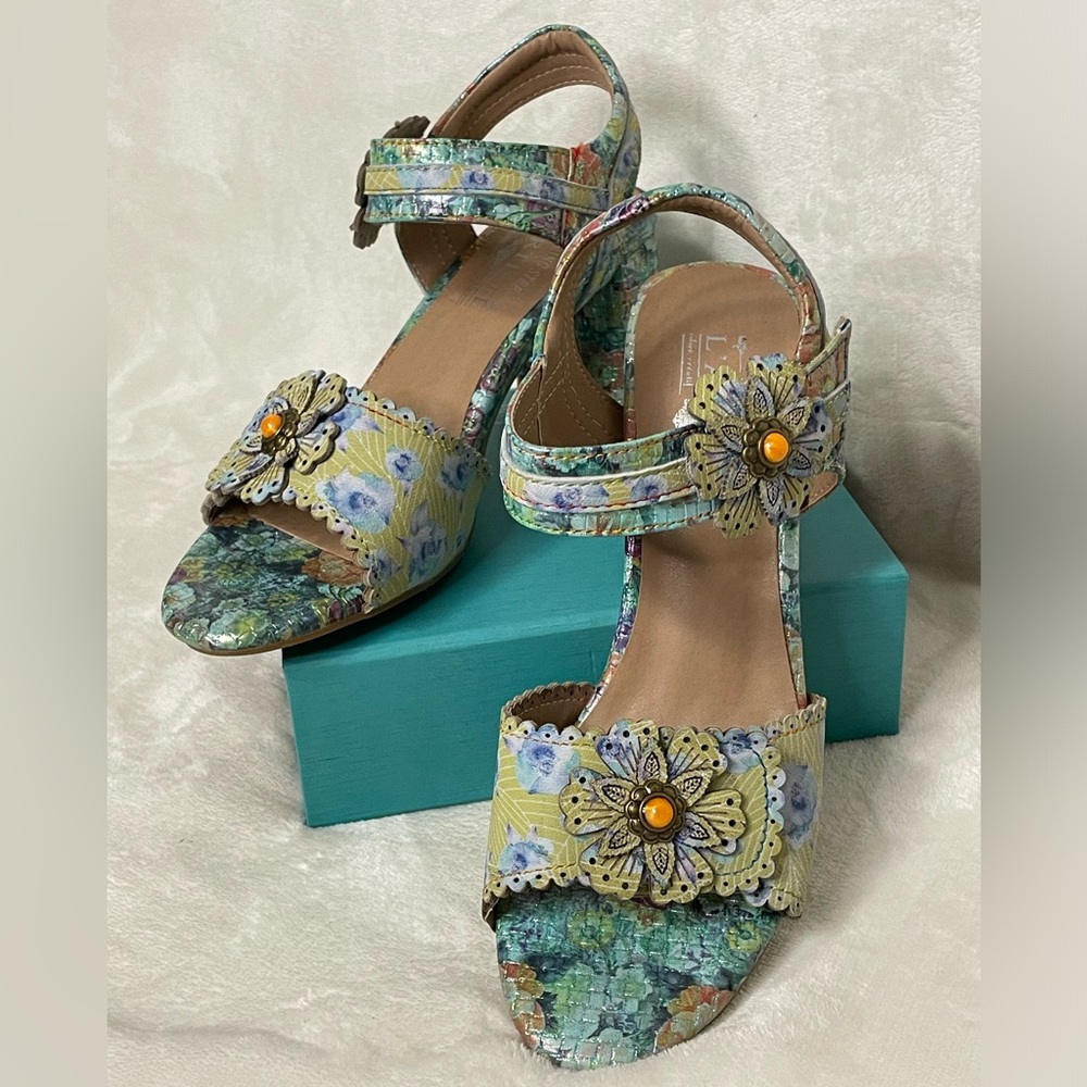 New L’ARTISTE Voguesh floral sandals